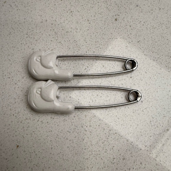 Set of 2 Vintage White Chic-a-dee Diaper Pins Baby Chicks Birds - Picture 6 of 7